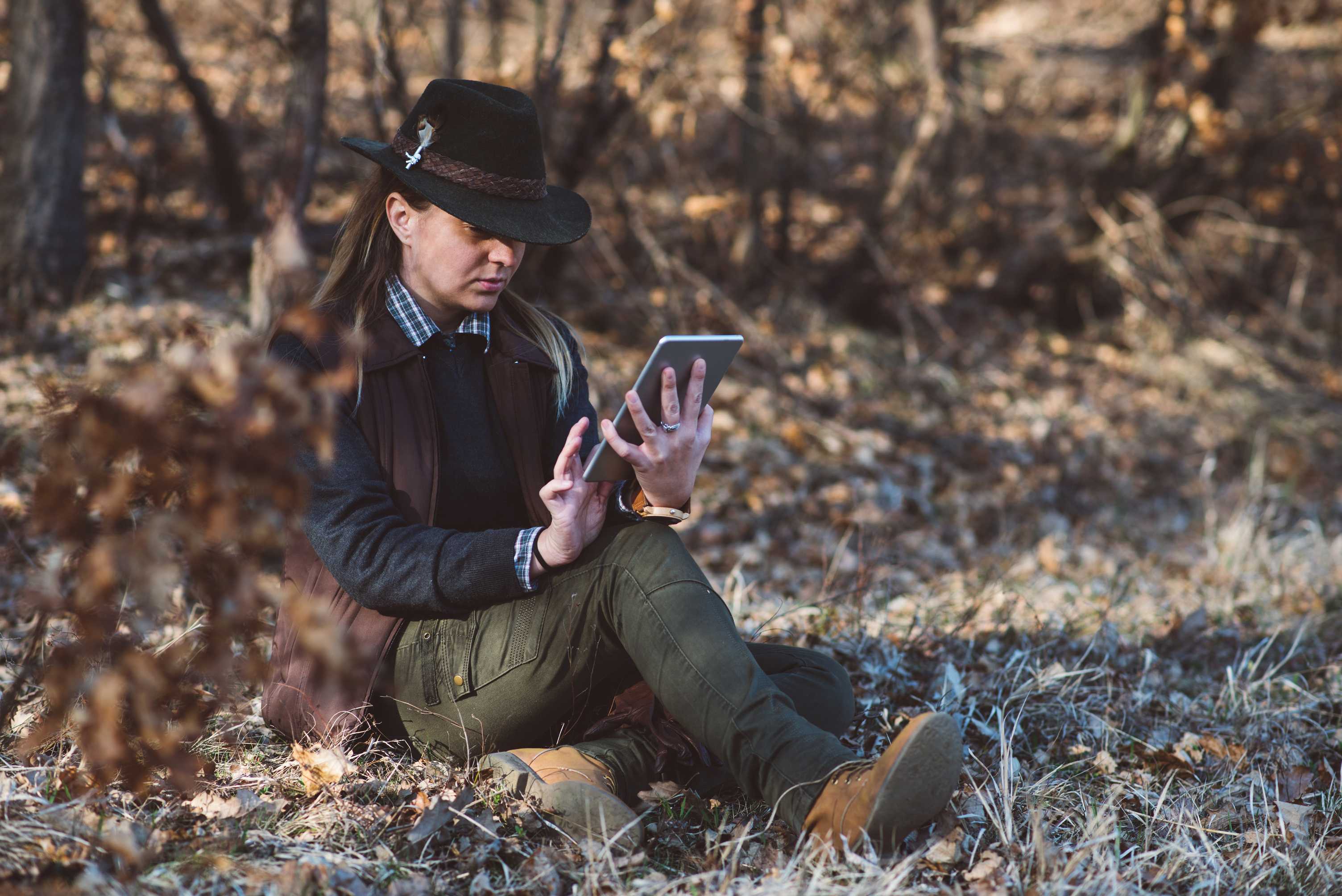 hunter women using tablet